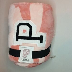 Victoria’s Secret Blanket VS Pink Camo Sherpa Blanket VS PINK Blanket 🆕️ Rare!